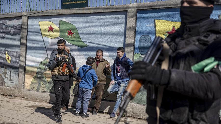 Militan Kurdi mengumumkan gencatan senjata dengan Turki menyusul seruan penting dari pemimpin Partai Pekerja Kurdistan (PKK) yang dipenjara, Abdullah Ocalan, yang meminta kelompok itu membubarkan diri. (Photo by Delil SOULEIMAN / AFP)