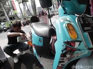 Warga Jabodetabek yang Motornya Terendam Banjir, di lokasi Ini Bisa Ganti Oli Gratis!