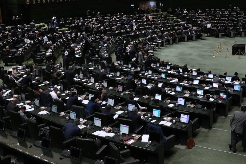 Menteri Keuangan Iran Abdolnasser Hemmati berpidato dalam sidang terbuka parlemen untuk pemakzulannya, di Teheran, Iran, Minggu, 2 Maret 2025. (AP/Vahid Salemi) Menteri Keuangan Iran Abdolnasser Hemmati berpidato dalam sidang terbuka parlemen untuk pemakzulannya, di Teheran, Iran, Minggu, 2 Maret 2025. (AP/Vahid Salemi)