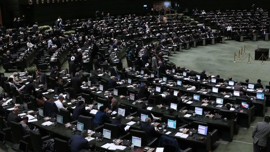 Menteri Keuangan Iran Abdolnasser Hemmati berpidato dalam sidang terbuka parlemen untuk pemakzulannya, di Teheran, Iran, Minggu, 2 Maret 2025. (AP/Vahid Salemi)