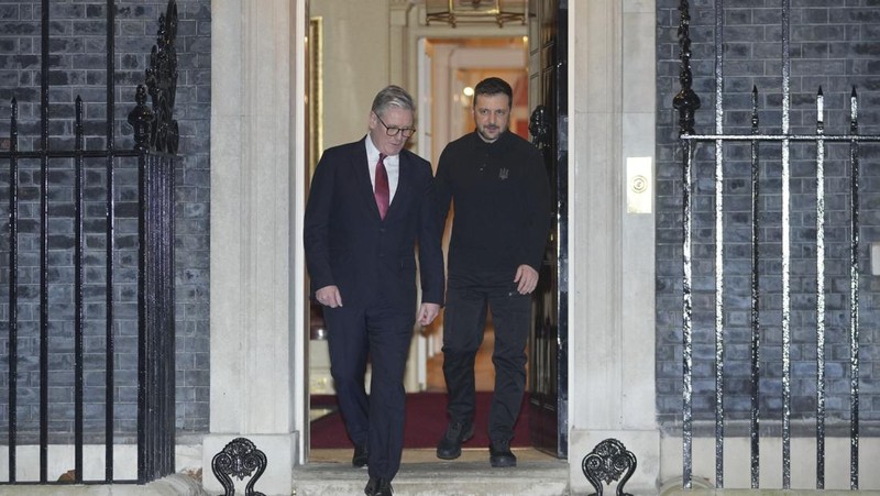 Perdana Menteri Inggris Keir Starmer menyambut Presiden Volodymyr Zelensky dengan pelukan hangat pada hari Sabtu (1/3/2025). (AP Photo/Kin Cheung)