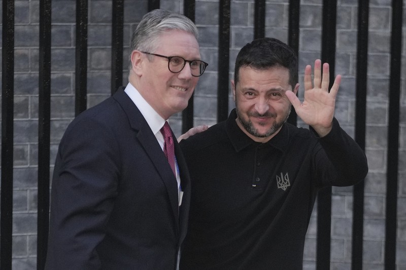 Perdana Menteri Inggris Keir Starmer menyambut Presiden Volodymyr Zelensky dengan pelukan hangat pada hari Sabtu (1/3/2025). (AP Photo/Kin Cheung) Perdana Menteri Inggris Keir Starmer menyambut Presiden Volodymyr Zelensky dengan pelukan hangat pada hari Sabtu (1/3/2025). (AP Photo/Kin Cheung)