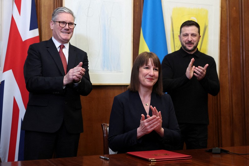 Perdana Menteri Inggris Keir Starmer menyambut Presiden Volodymyr Zelensky dengan pelukan hangat pada hari Sabtu (1/3/2025). (AP Photo/Kin Cheung) Perdana Menteri Inggris Keir Starmer menyambut Presiden Volodymyr Zelensky dengan pelukan hangat pada hari Sabtu (1/3/2025). (AP Photo/Kin Cheung)