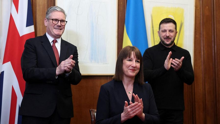 Perdana Menteri Inggris Keir Starmer menyambut Presiden Volodymyr Zelensky dengan pelukan hangat pada hari Sabtu (1/3/2025). (AP Photo/Kin Cheung)