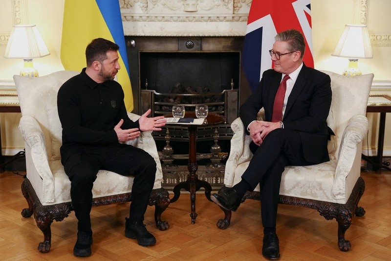 Perdana Menteri Inggris Keir Starmer menyambut Presiden Volodymyr Zelensky dengan pelukan hangat pada hari Sabtu (1/3/2025). (AP Photo/Kin Cheung) Perdana Menteri Inggris Keir Starmer menyambut Presiden Volodymyr Zelensky dengan pelukan hangat pada hari Sabtu (1/3/2025). (AP Photo/Kin Cheung)