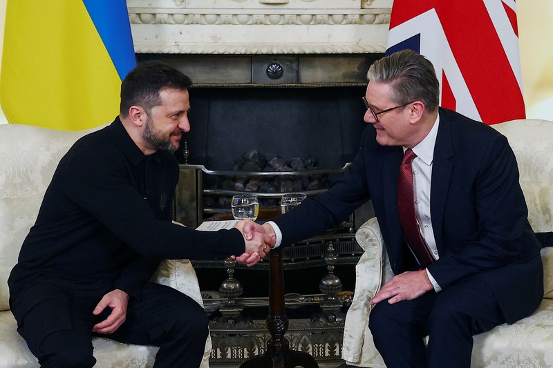 Perdana Menteri Inggris Keir Starmer menyambut Presiden Volodymyr Zelensky dengan pelukan hangat pada hari Sabtu (1/3/2025). (AP Photo/Kin Cheung) Perdana Menteri Inggris Keir Starmer menyambut Presiden Volodymyr Zelensky dengan pelukan hangat pada hari Sabtu (1/3/2025). (AP Photo/Kin Cheung)
