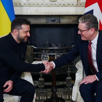 Setelah Adu Mulut dengan Trump, Zelensky Disambut Hangat PM Inggris