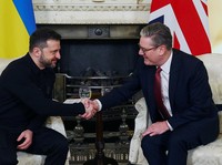 Setelah Adu Mulut dengan Trump, Zelensky Disambut Hangat PM Inggris