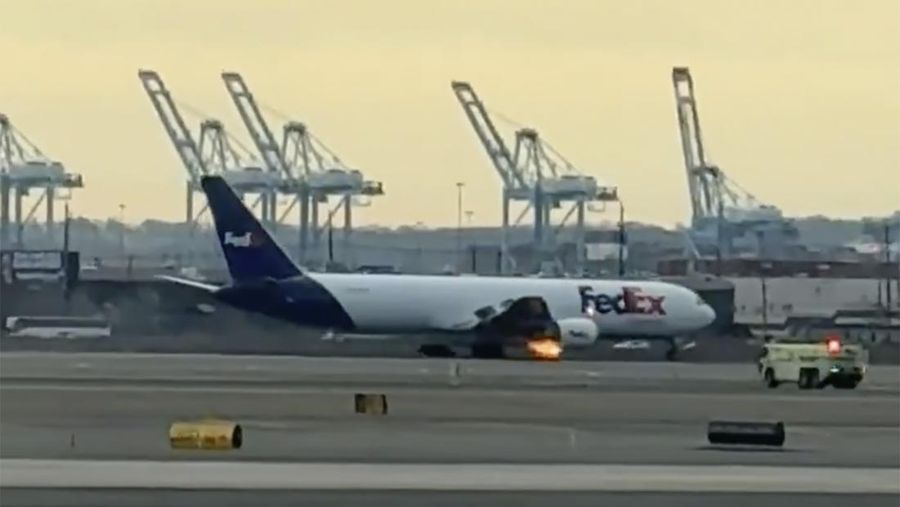 Pesawat kargo FedEx melakukan pendaratan darurat di Bandara Internasional Newark Liberty pada hari Sabtu, 1 Maret 2025 di Newark, N.J. (Kenneth Hoffman via AP)