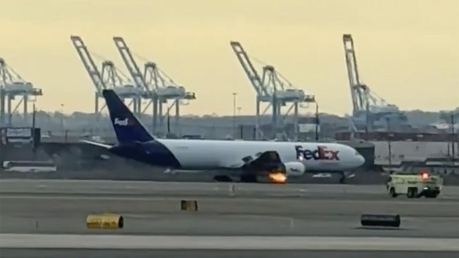 Mesin Terbakar, Pesawat FedEx Mendarat Darurat Usai Tabrak Burung