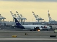 Mesin Terbakar, Pesawat FedEx Mendarat Darurat Usai Tabrak Burung