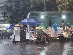 Pusat Takjil Jalan Bangbarung Bogor Tetap Ramai Pembeli Meski Hujan