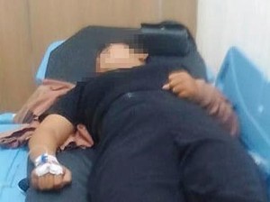 Pengendara Motor Terjatuh Akibat Jalan Berlubang di Karangasem