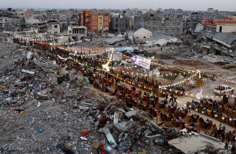 Warga Palestina memutar kembang api dari wol baja di tengah reruntuhan bangunan, menjelang bulan puasa Ramadan, di tengah gencatan senjata antara Israel dan Hamas, di kamp pengungsi Jabalia, Jalur Gaza utara, 28 Februari 2025. (REUTERS/Mahmoud Issa) Warga Palestina memutar kembang api dari wol baja di tengah reruntuhan bangunan, menjelang bulan puasa Ramadan, di tengah gencatan senjata antara Israel dan Hamas, di kamp pengungsi Jabalia, Jalur Gaza utara, 28 Februari 2025. (REUTERS/Mahmoud Issa)