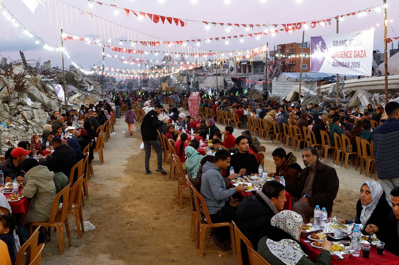 Warga Palestina memutar kembang api dari wol baja di tengah reruntuhan bangunan, menjelang bulan puasa Ramadan, di tengah gencatan senjata antara Israel dan Hamas, di kamp pengungsi Jabalia, Jalur Gaza utara, 28 Februari 2025. (REUTERS/Mahmoud Issa) Warga Palestina memutar kembang api dari wol baja di tengah reruntuhan bangunan, menjelang bulan puasa Ramadan, di tengah gencatan senjata antara Israel dan Hamas, di kamp pengungsi Jabalia, Jalur Gaza utara, 28 Februari 2025. (REUTERS/Mahmoud Issa)