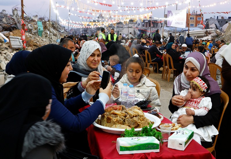 Warga Palestina memutar kembang api dari wol baja di tengah reruntuhan bangunan, menjelang bulan puasa Ramadan, di tengah gencatan senjata antara Israel dan Hamas, di kamp pengungsi Jabalia, Jalur Gaza utara, 28 Februari 2025. (REUTERS/Mahmoud Issa) Warga Palestina memutar kembang api dari wol baja di tengah reruntuhan bangunan, menjelang bulan puasa Ramadan, di tengah gencatan senjata antara Israel dan Hamas, di kamp pengungsi Jabalia, Jalur Gaza utara, 28 Februari 2025. (REUTERS/Mahmoud Issa)