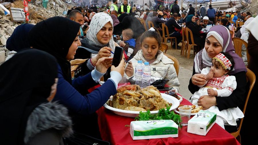 Warga Palestina memutar kembang api dari wol baja di tengah reruntuhan bangunan, menjelang bulan puasa Ramadan, di tengah gencatan senjata antara Israel dan Hamas, di kamp pengungsi Jabalia, Jalur Gaza utara, 28 Februari 2025. (REUTERS/Mahmoud Issa)