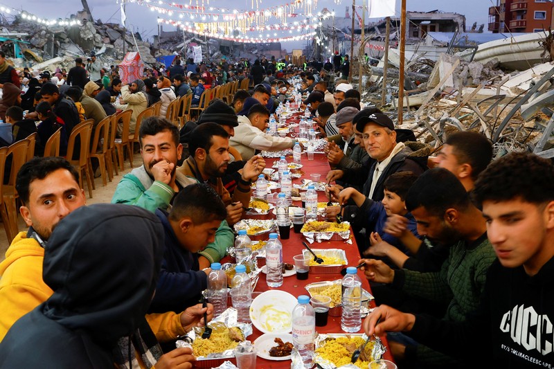Warga Palestina memutar kembang api dari wol baja di tengah reruntuhan bangunan, menjelang bulan puasa Ramadan, di tengah gencatan senjata antara Israel dan Hamas, di kamp pengungsi Jabalia, Jalur Gaza utara, 28 Februari 2025. (REUTERS/Mahmoud Issa) Warga Palestina memutar kembang api dari wol baja di tengah reruntuhan bangunan, menjelang bulan puasa Ramadan, di tengah gencatan senjata antara Israel dan Hamas, di kamp pengungsi Jabalia, Jalur Gaza utara, 28 Februari 2025. (REUTERS/Mahmoud Issa)