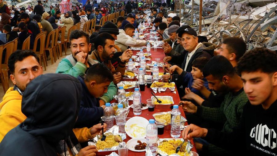 Warga Palestina memutar kembang api dari wol baja di tengah reruntuhan bangunan, menjelang bulan puasa Ramadan, di tengah gencatan senjata antara Israel dan Hamas, di kamp pengungsi Jabalia, Jalur Gaza utara, 28 Februari 2025. (REUTERS/Mahmoud Issa)