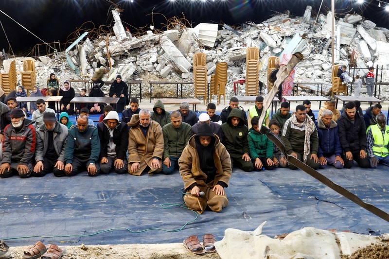 Warga Palestina memutar kembang api dari wol baja di tengah reruntuhan bangunan, menjelang bulan puasa Ramadan, di tengah gencatan senjata antara Israel dan Hamas, di kamp pengungsi Jabalia, Jalur Gaza utara, 28 Februari 2025. (REUTERS/Mahmoud Issa) Warga Palestina memutar kembang api dari wol baja di tengah reruntuhan bangunan, menjelang bulan puasa Ramadan, di tengah gencatan senjata antara Israel dan Hamas, di kamp pengungsi Jabalia, Jalur Gaza utara, 28 Februari 2025. (REUTERS/Mahmoud Issa)