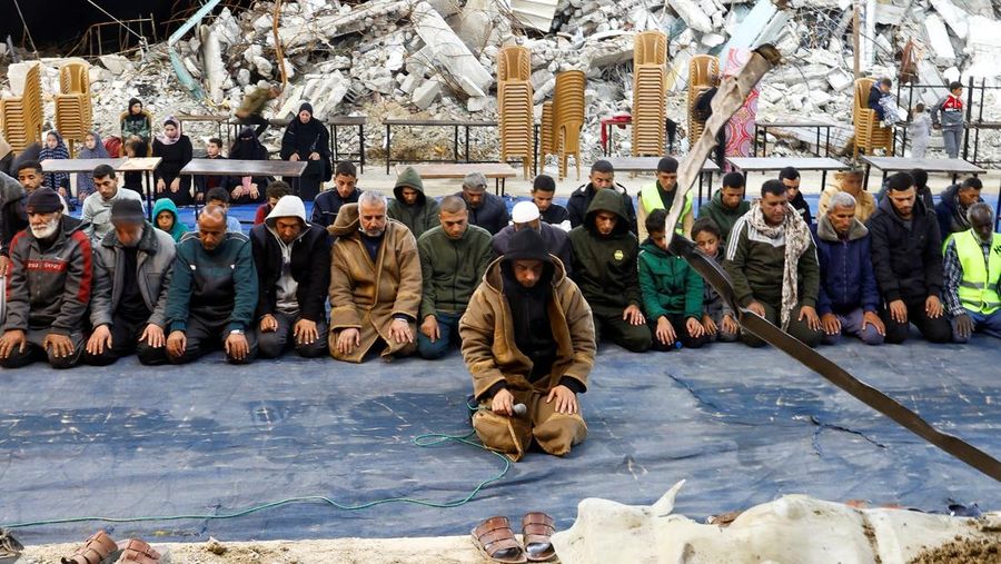 Warga Palestina memutar kembang api dari wol baja di tengah reruntuhan bangunan, menjelang bulan puasa Ramadan, di tengah gencatan senjata antara Israel dan Hamas, di kamp pengungsi Jabalia, Jalur Gaza utara, 28 Februari 2025. (REUTERS/Mahmoud Issa)