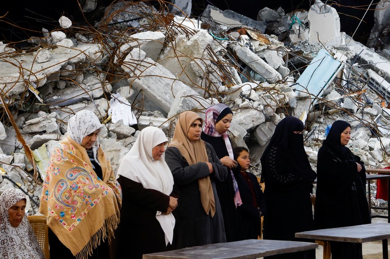 Warga Palestina memutar kembang api dari wol baja di tengah reruntuhan bangunan, menjelang bulan puasa Ramadan, di tengah gencatan senjata antara Israel dan Hamas, di kamp pengungsi Jabalia, Jalur Gaza utara, 28 Februari 2025. (REUTERS/Mahmoud Issa) Warga Palestina memutar kembang api dari wol baja di tengah reruntuhan bangunan, menjelang bulan puasa Ramadan, di tengah gencatan senjata antara Israel dan Hamas, di kamp pengungsi Jabalia, Jalur Gaza utara, 28 Februari 2025. (REUTERS/Mahmoud Issa)