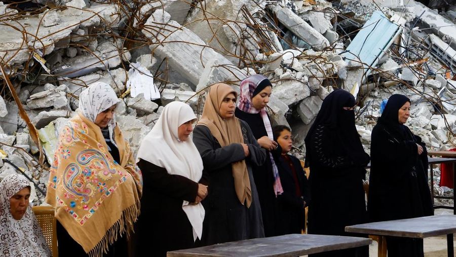 Warga Palestina memutar kembang api dari wol baja di tengah reruntuhan bangunan, menjelang bulan puasa Ramadan, di tengah gencatan senjata antara Israel dan Hamas, di kamp pengungsi Jabalia, Jalur Gaza utara, 28 Februari 2025. (REUTERS/Mahmoud Issa)