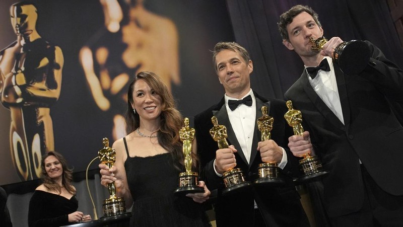 Samantha Quan, from left, winner of the award for best picture for 