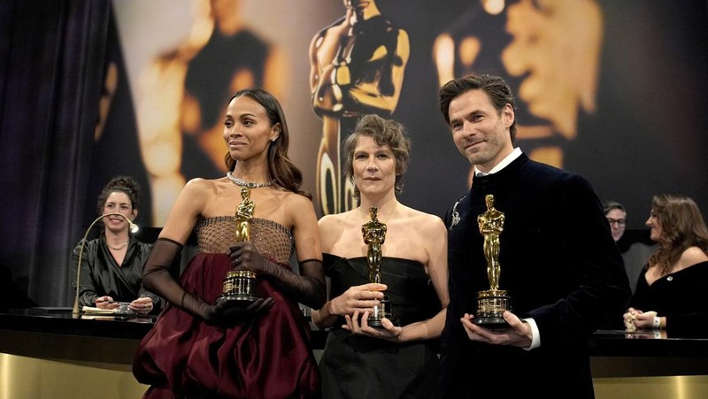 Samantha Quan, from left, winner of the award for best picture for 