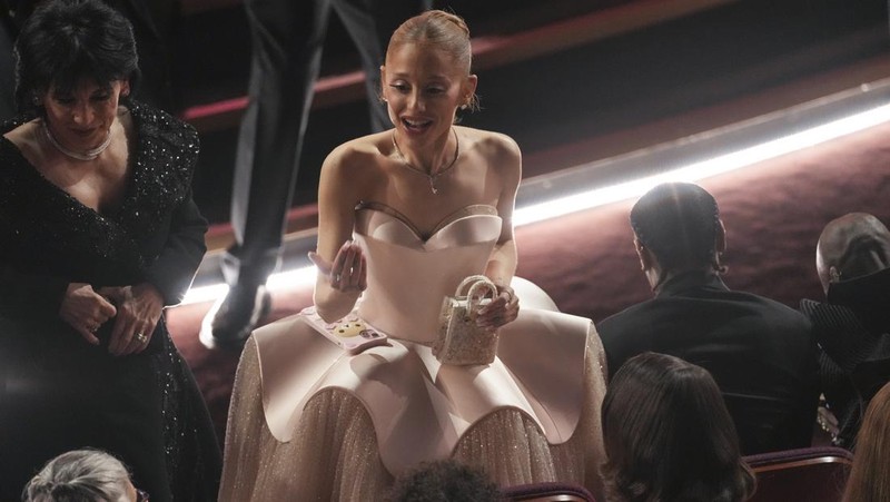 Ariana Grande tiba di Oscar pada hari Minggu, 2 Maret 2025, di Dolby Theatre di Los Angeles. (Photo by Richard Shotwell/Invision/AP)