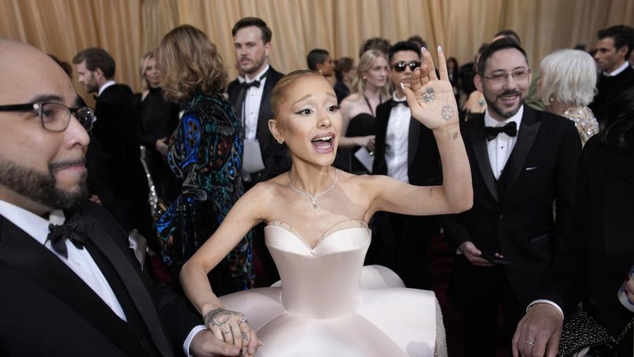 Ariana Grande tiba di Oscar pada hari Minggu, 2 Maret 2025, di Dolby Theatre di Los Angeles. (Photo by Richard Shotwell/Invision/AP)