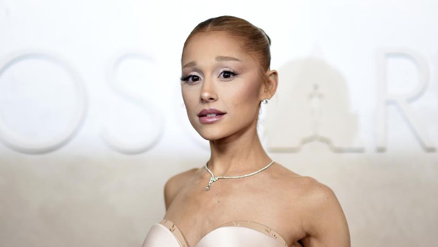Ariana Grande tiba di Oscar pada hari Minggu, 2 Maret 2025, di Dolby Theatre di Los Angeles. (Photo by Richard Shotwell/Invision/AP)