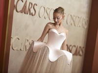 Ariana Grande Bersinar dengan Gaun 190.000 Kristal di Piala Oscar 2025