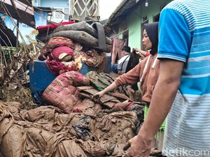 Potret Kacaunya Puncak Usai Banjir: Kasur Berlumpur hingga Sofa Pindah ke Gang