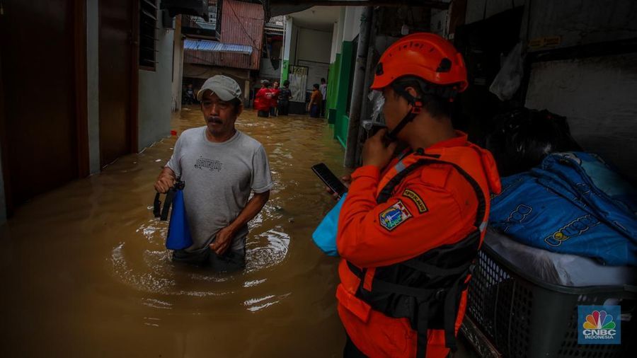 Banjir yang melanda kawasan Kebon Pala, Kampung Melayu, Jakarta, Senin (3/3/2025). (CNBC Indonesia/Faisal Rahman)