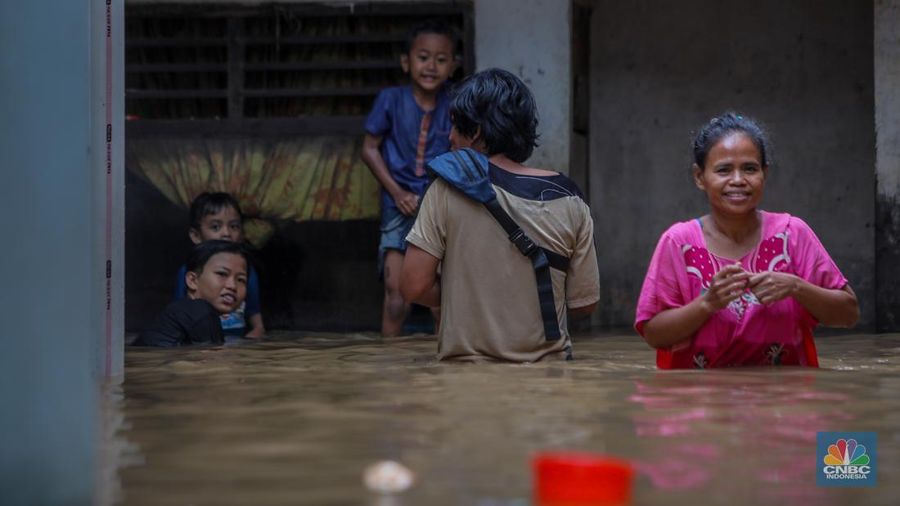 Banjir yang melanda kawasan Kebon Pala, Kampung Melayu, Jakarta, Senin (3/3/2025). (CNBC Indonesia/Faisal Rahman)
