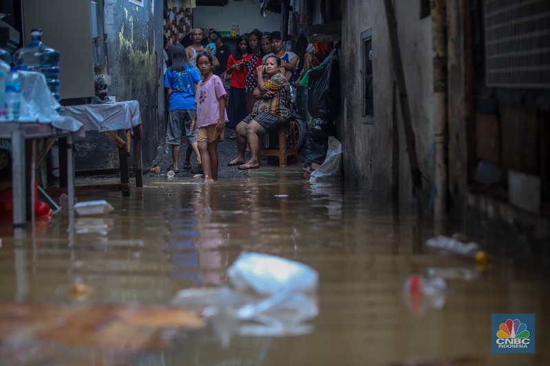 Banjir yang melanda kawasan Kebon Pala, Kampung Melayu, Jakarta, Senin (3/3/2025). (CNBC Indonesia/Faisal Rahman)