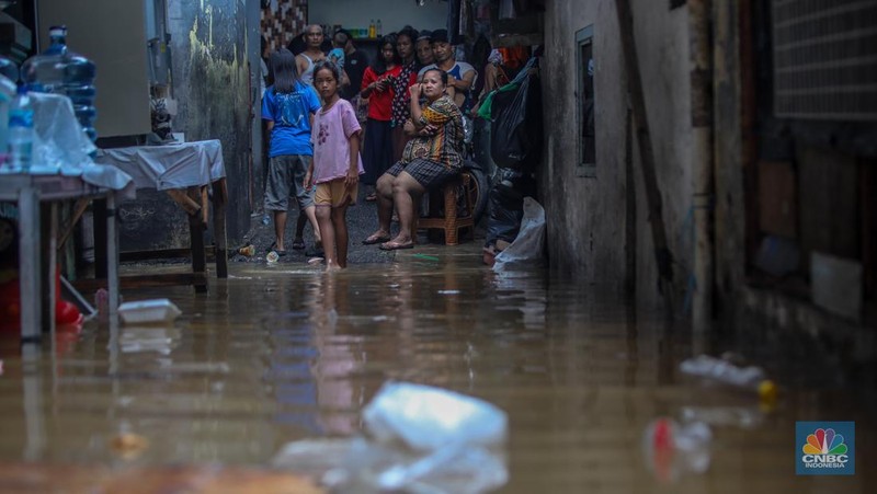Banjir yang melanda kawasan Kebon Pala, Kampung Melayu, Jakarta, Senin (3/3/2025). (CNBC Indonesia/Faisal Rahman)