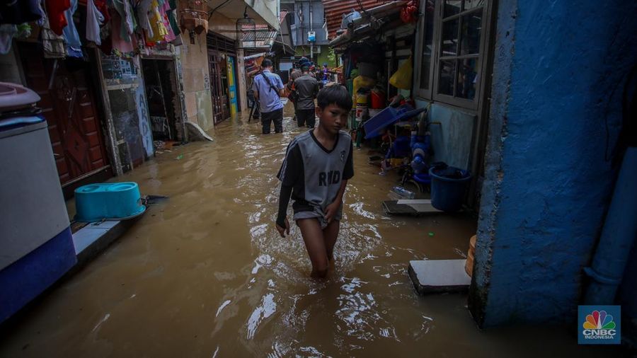 Banjir yang melanda kawasan Kebon Pala, Kampung Melayu, Jakarta, Senin (3/3/2025). (CNBC Indonesia/Faisal Rahman)