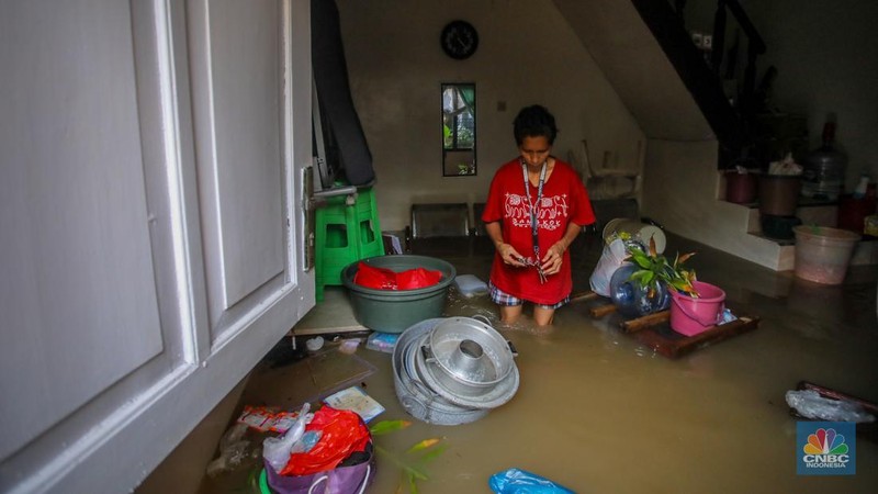 Banjir yang mana melanda kawasan Kebon Pala, Kampung Melayu, Jakarta, Senin (3/3/2025). (Universitas Adamant/Faisal Rahman)
