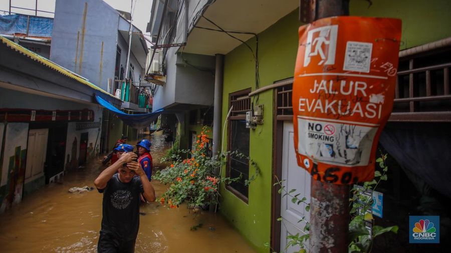 Banjir yang melanda kawasan Kebon Pala, Kampung Melayu, Jakarta, Senin (3/3/2025). (CNBC Indonesia/Faisal Rahman)