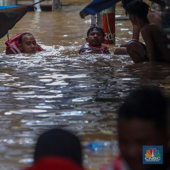 Potret Banjir 'Kepung' Bogor-Jakarta, Masjid Tenggelam