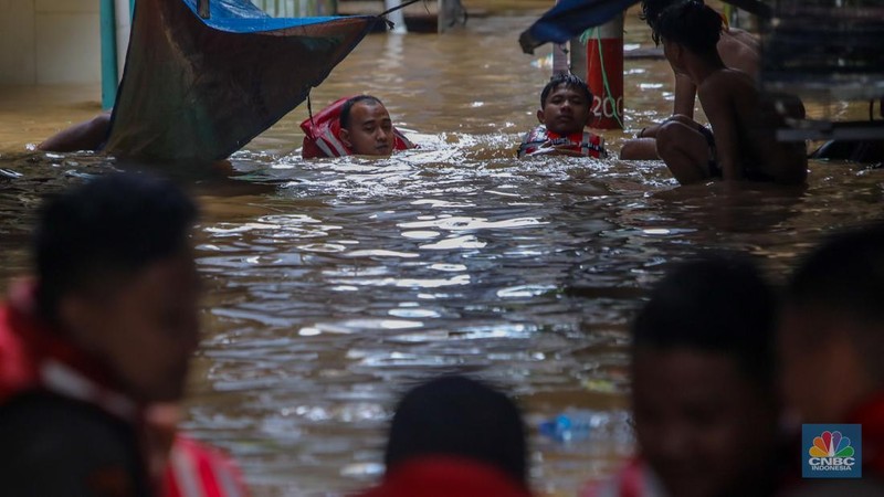 Banjir yang tersebut melanda kawasan Kebon Pala, Kampung Melayu, Jakarta, Senin (3/3/2025). (Universitas Adamant/Faisal Rahman)