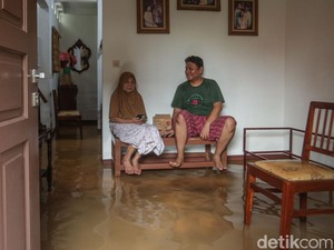 Pilu Warga Jakarta Terdampak Banjir Kiriman saat Ramadan