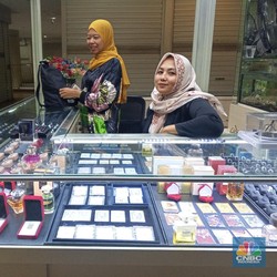 Tak Hanya Orang Tua, Anak Muda Kini Gemar Beli Perhiasan Emas