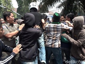 Demo Mahasiswa di Kantor Bupati Polman Panas, Massa-Satpol PP Saling Dorong