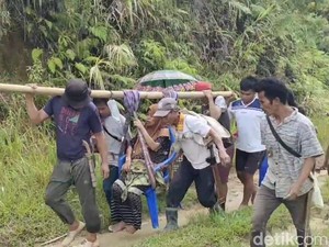 Ibu Hamil Ditandu 20 Km, Pemkab Polman Akui Sulit Bangun Infrastruktur Jalan