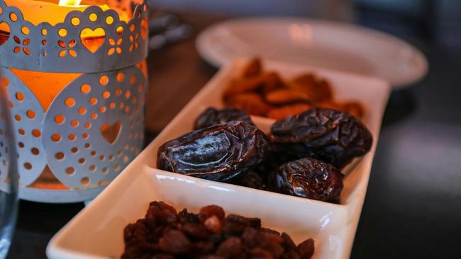 Sholat Magrib atau Makan Buka Puasa: Mana yang Sebaiknya Didahulukan?