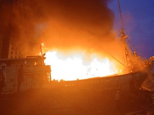 Kapal di Pelabuhan Rakyat Ancol Terbakar, Api Berkobar