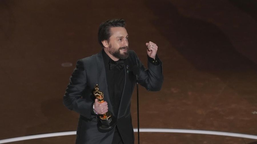Kieran Culkin menerima penghargaan untuk penampilan terbaik oleh seorang aktor dalam peran pendukung untuk